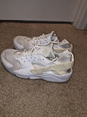 Nike Men’s White and Cream Huarache Sneakers